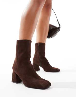 ASOS DESIGN - Record - Elegante Stiefel in Schokoladenbraun mit mittelhohem Absatz-Brown