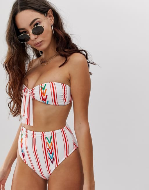 ASOS DESIGN Recycled - Top bikini a fascia con V ricamate a righe rosse