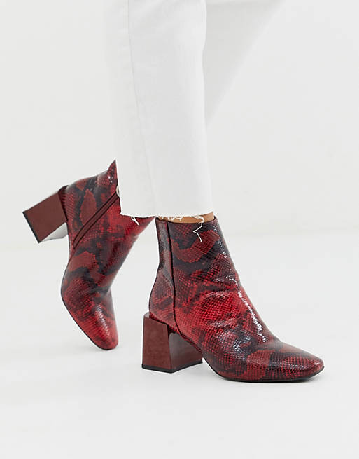 ASOS DESIGN – Reed – Ankle Boots mit Absatz und rotem Schlangenledermuster