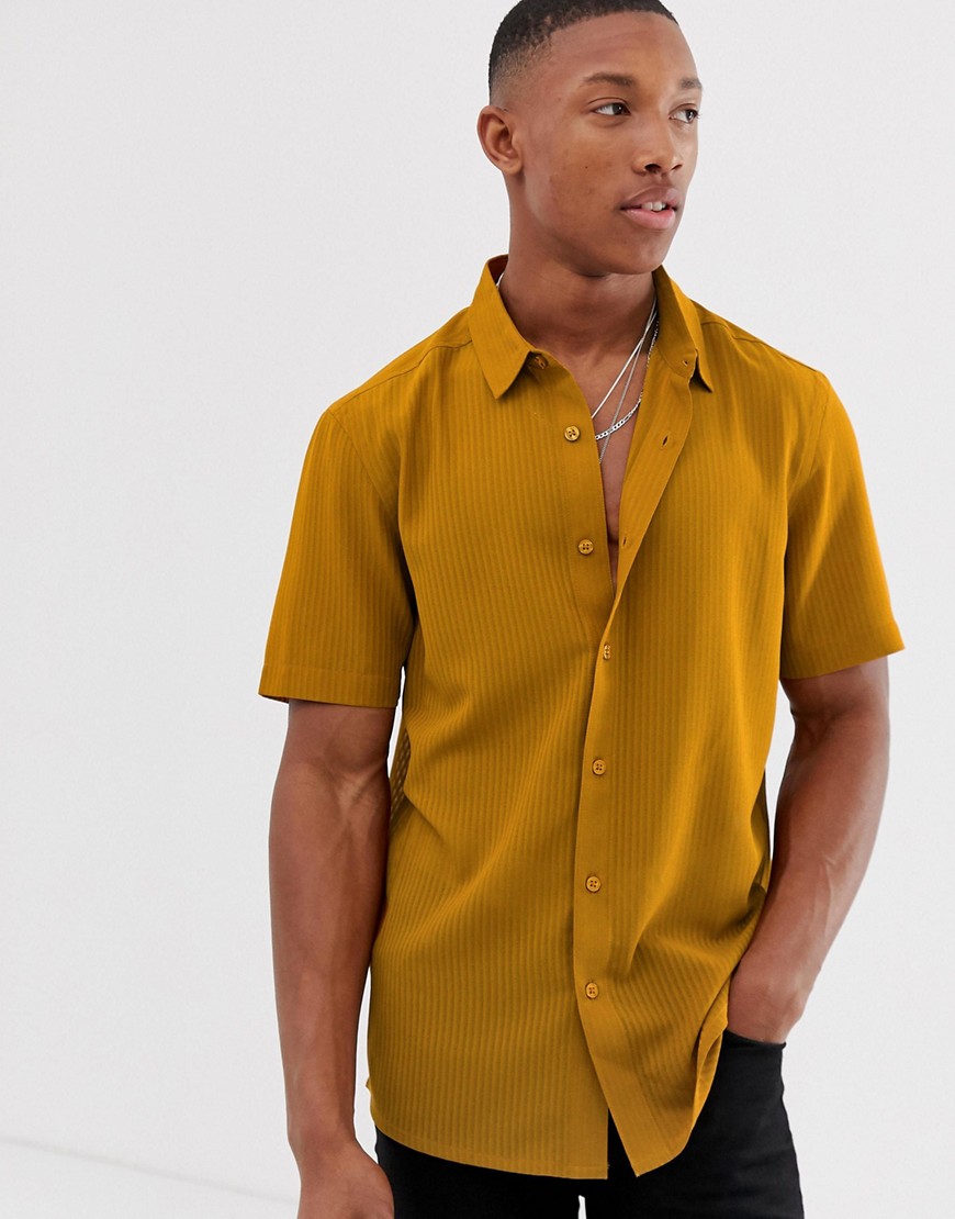 ASOS DESIGN - Regular-fit gestreept overhemd met textuur in mosterdgeel met reverskraag