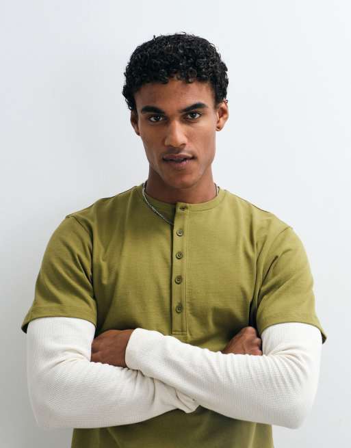 ASOS DESIGN regular fit långärmad t-shirt med henley och dubbla lager i khaki waffle, 5 av 5