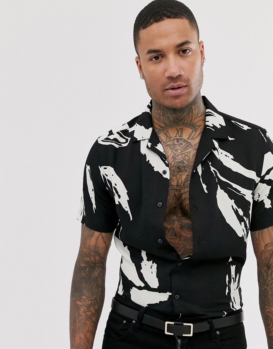 ASOS DESIGN - Regular-fit overhemd met reverskraag en abstracte bladprint in zwart