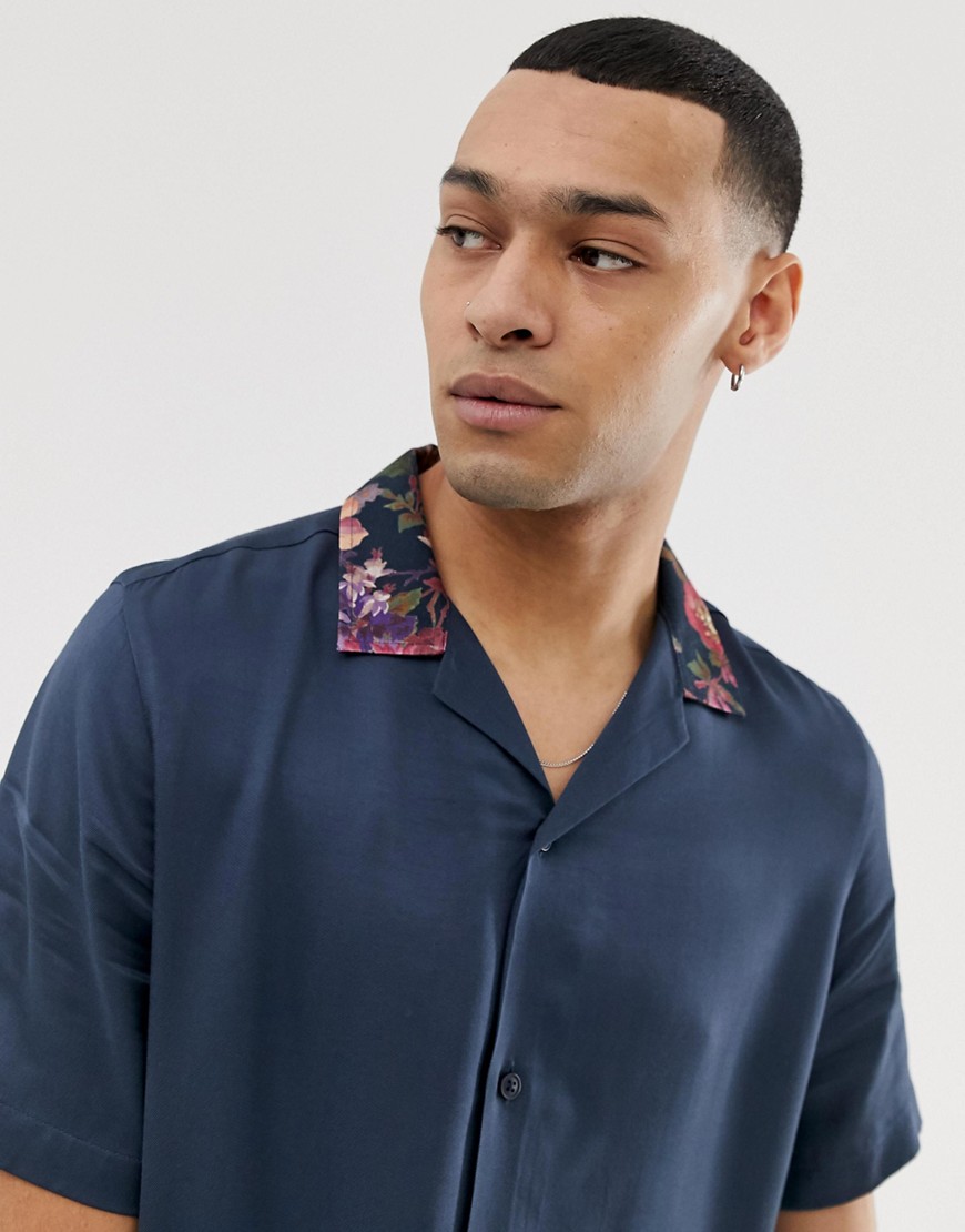 ASOS DESIGN - Regular-fit overhemd van satijn met gebloemde reverskraag-Marineblauw