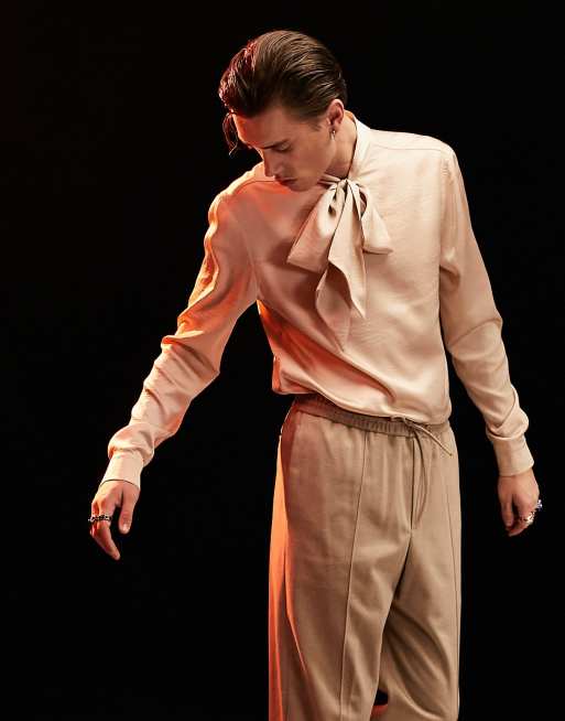 ASOS DESIGN - Regular-fit overhemd van satijn met gestrikte hals in champagne