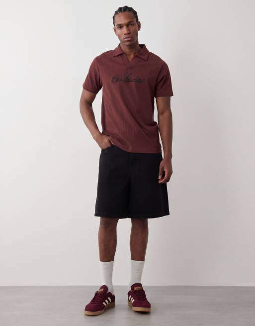 ASOS DESIGN – Regular-Fit-Polohemd aus superschwerem, geripptem Stoff in Braun mit Textgrafik, 2 von 5