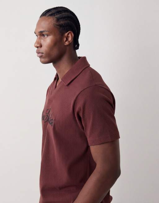 ASOS DESIGN – Regular-Fit-Polohemd aus superschwerem, geripptem Stoff in Braun mit Textgrafik, 3 von 5