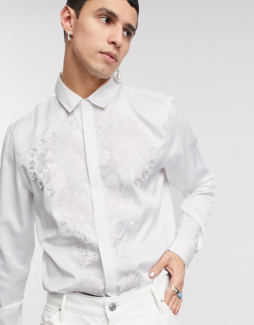 ASOS DESIGN - Regular-fit satijnen overhemd met borduursel aan de voorkant in gebroken wit