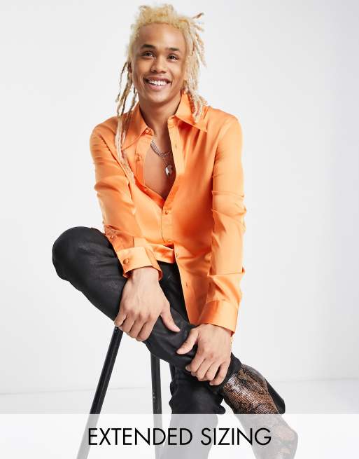 ASOS DESIGN - Regular-fit satijnen overhemd met lange pasvorm kraag in jaren 70-stijl in feloranje - ORANGE