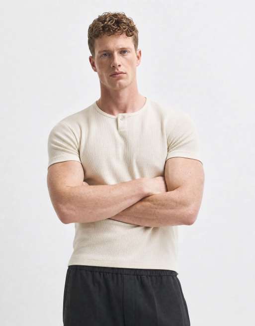 ASOS DESIGN – Regular-Fit-Shirt in Cremeweiß mit Waffelstruktur und kurzem Henley-Ausschnitt, 7 von 10