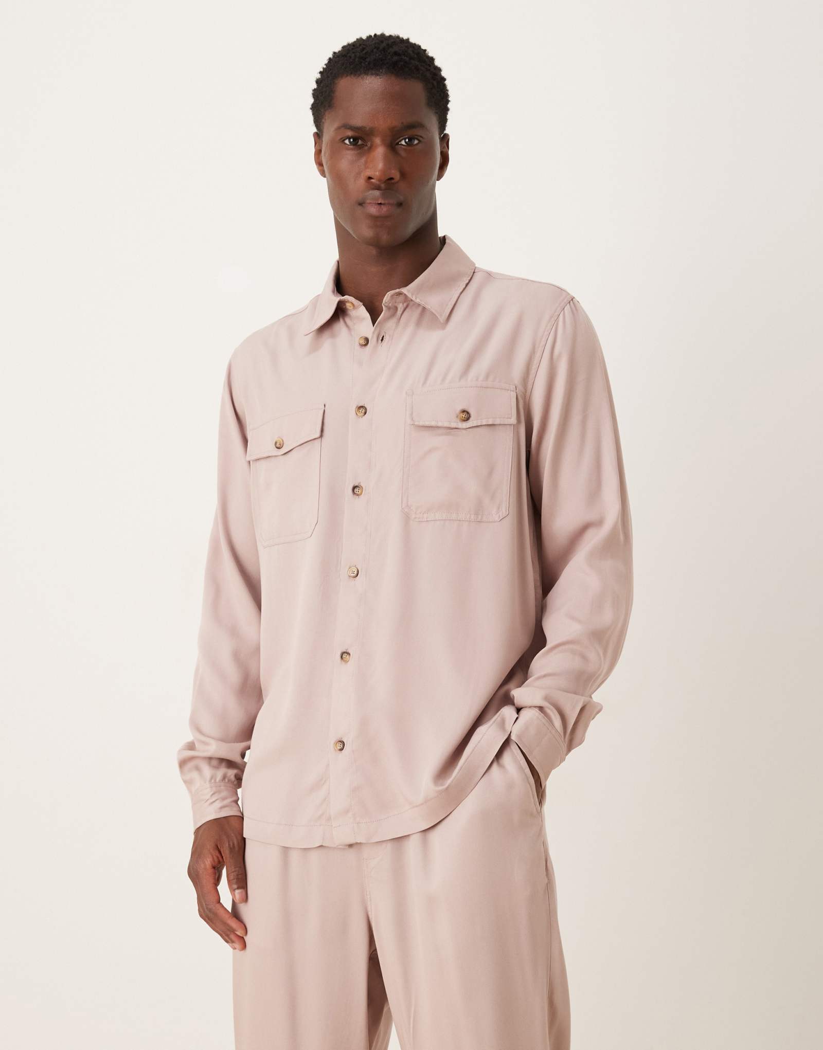 Рубашка ASOS DESIGN regular fit с двумя карманами бежевого цвета - часть комплекта