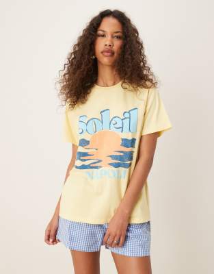 ASOS DESIGN - Regular Fit T-Shirt in Gelb mit „Soleil"-Sonnen-Print