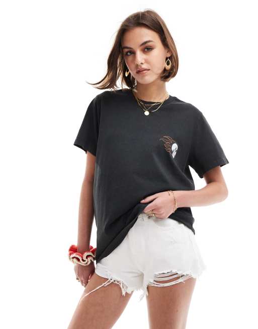 ASOS DESIGN – Regular Fit T-Shirt in verwaschenem Anthrazit mit Tasche und Totenkopf-Grafik