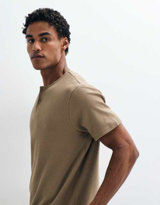 ASOS DESIGN regular fit T-shirt med henley i brun vaffelstruktur, 4 af 5