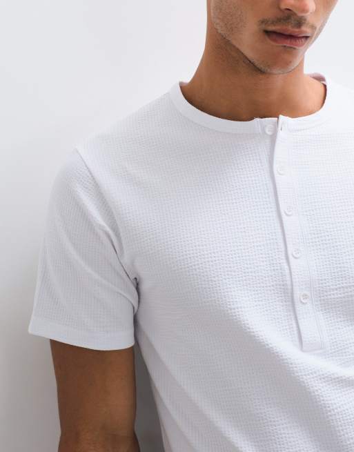 ASOS DESIGN regular fit T-shirt med henley-krave i hvid seersucker, 2 af 5