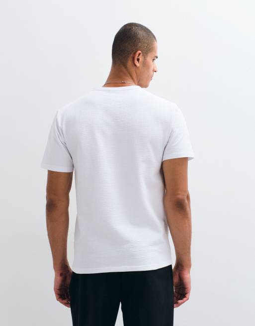 ASOS DESIGN regular fit T-shirt med henley-krave i hvid seersucker, 4 af 5