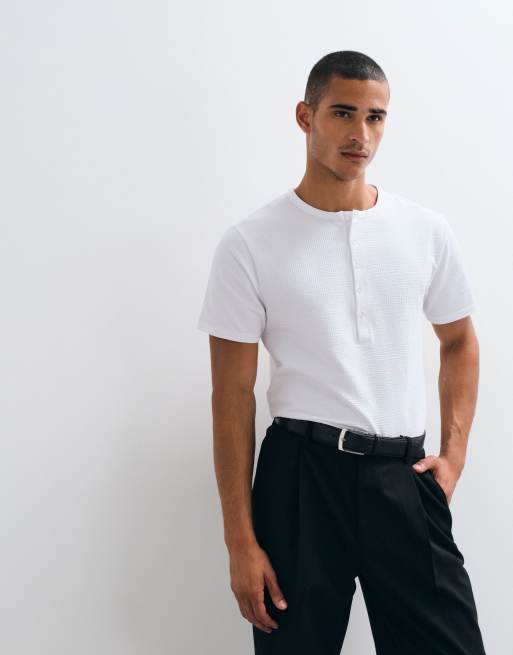 ASOS DESIGN regular fit T-shirt med henley-krave i hvid seersucker, 5 af 5
