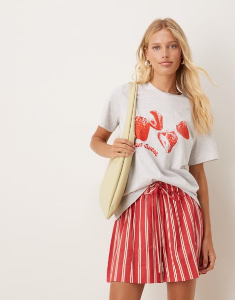 ASOS DESIGN - Regular-fit T-shirt met aardbeienprint in gemêleerd ijs - view 1