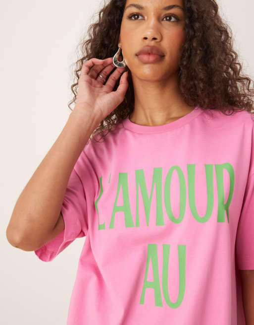 ASOS DESIGN - Regular-fit T-shirt met 'L'amour au soleil'-print in roze, 3 van 4