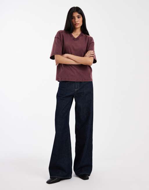 ASOS DESIGN - Regular-fit T-shirt met V-hals in bordeauxrood met wassing, 2 van 4