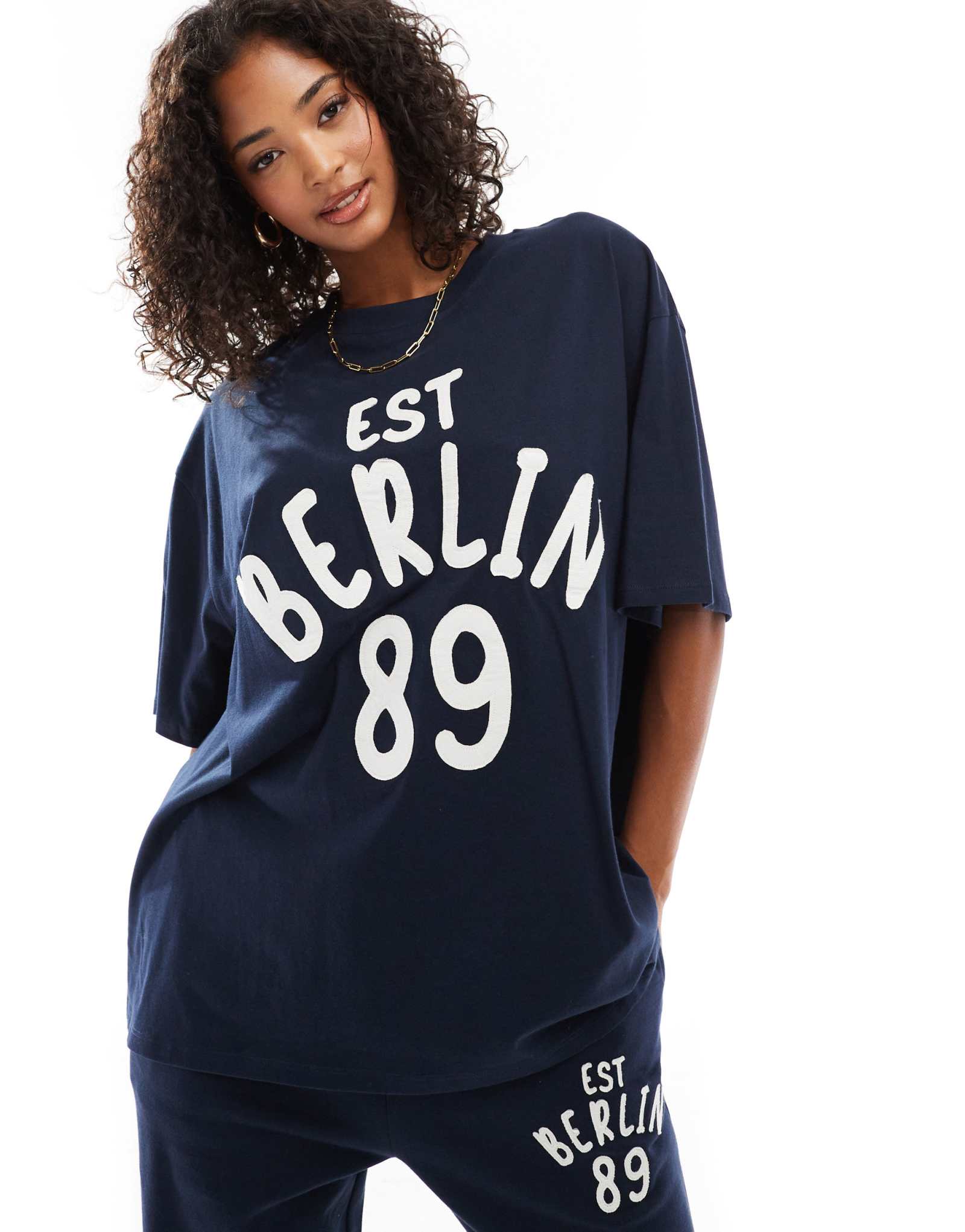 Футболка ASOS DESIGN regular fit с темно-синей аппликацией berlin graphic - часть комплекта