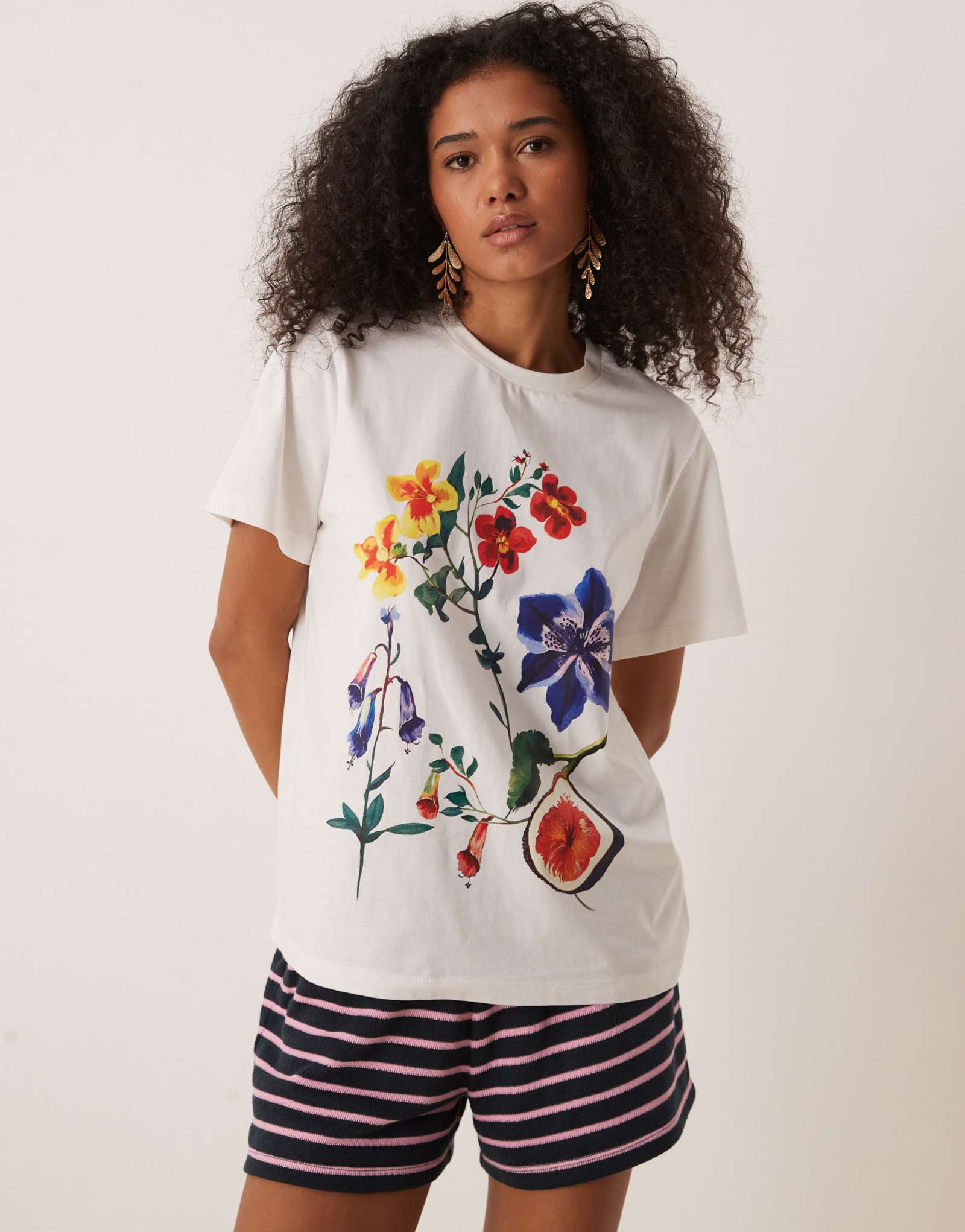 Футболка ASOS DESIGN regular fit с цветочным рисунком инжира кремового цвета