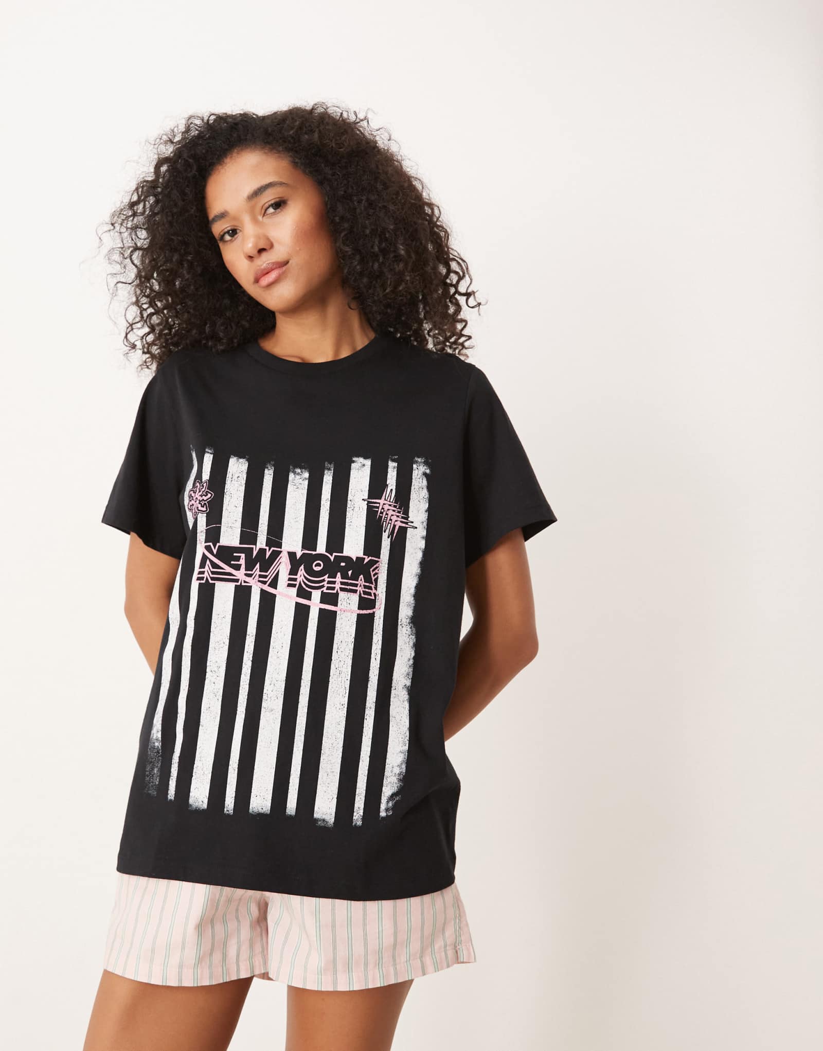ДИЗАЙНЕРСКАЯ футболка ASOS обычного кроя в спортивную полоску черного цвета