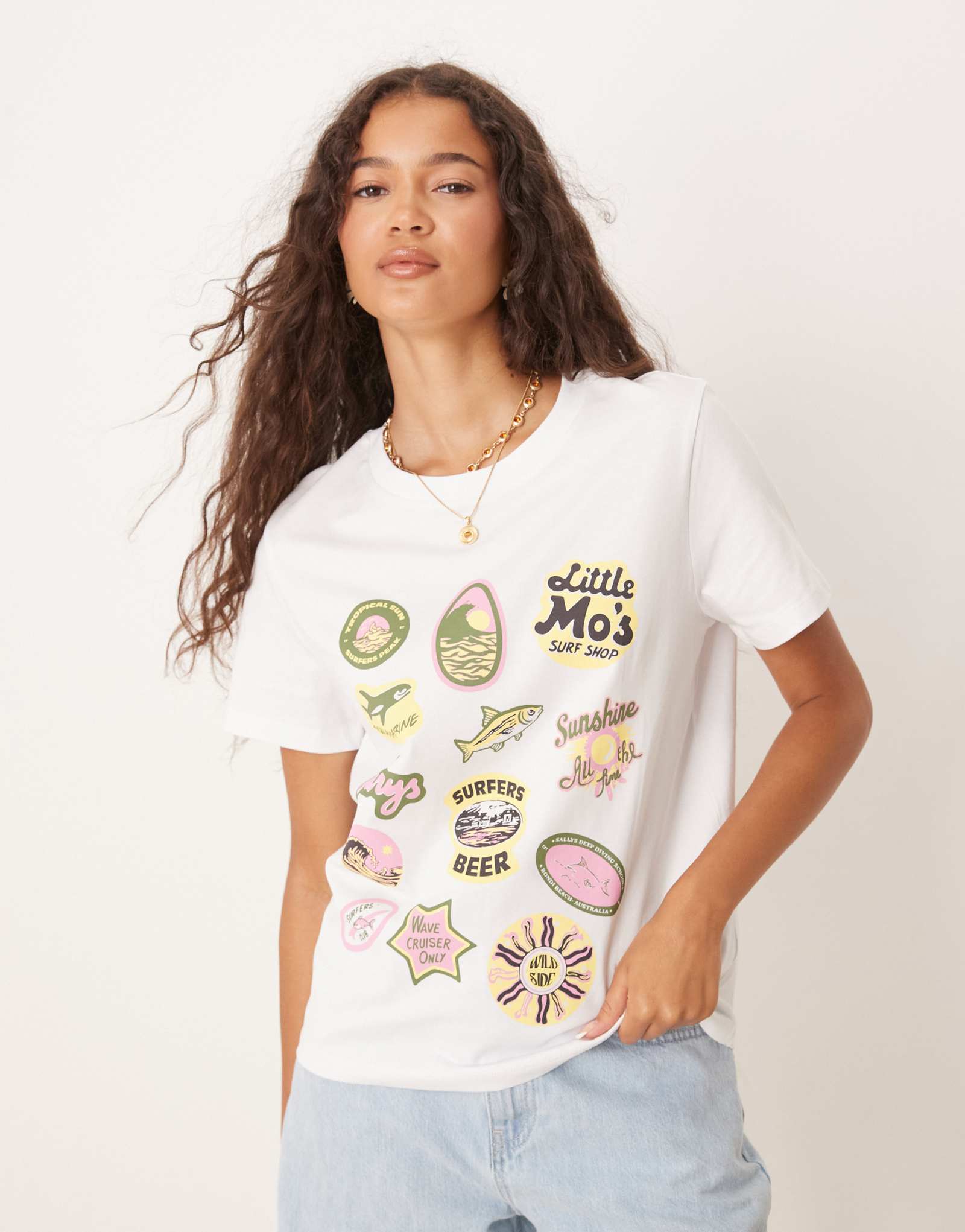 Футболка ASOS DESIGN regular fit с изображением серфера белого цвета
