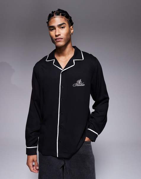 ASOS DESIGN – Regulär geschnittenes Hemd in Schwarz mit Paspelierung, Reverskragen und Stickerei auf der Brust - view 1
