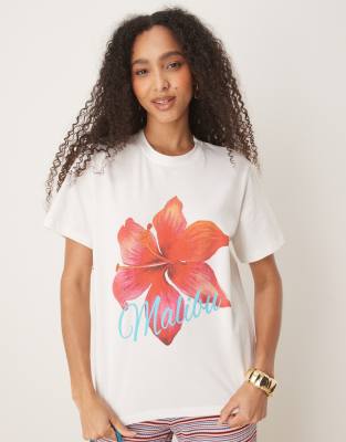 ASOS DESIGN - Regulär geschnittenes T-Shirt in Weiß mit „Malibu"-Grafik