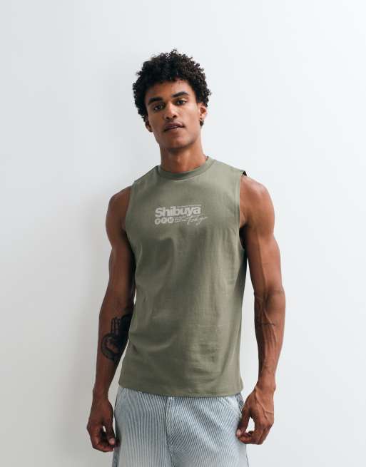 ASOS DESIGN – Regulär geschnittenes Tanktop in Olivgrün mit Shibuya-Grafikprint, 2 von 5