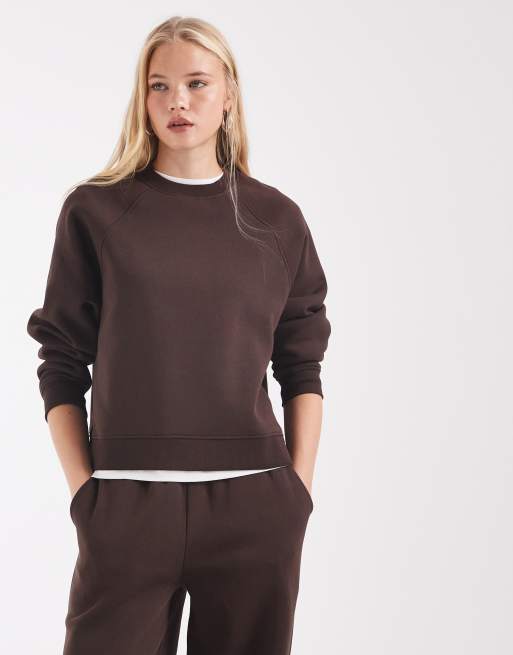 ASOS DESIGN regular raglan sweatshirt med borstad insida i brun, 2 av 4