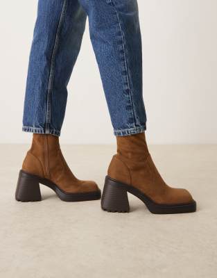 ASOS DESIGN - Reign - Plateaustiefel aus Wildlederimitat in Mokka mit quadratischer Zehenpartie und mittelhohem Absatz-B...