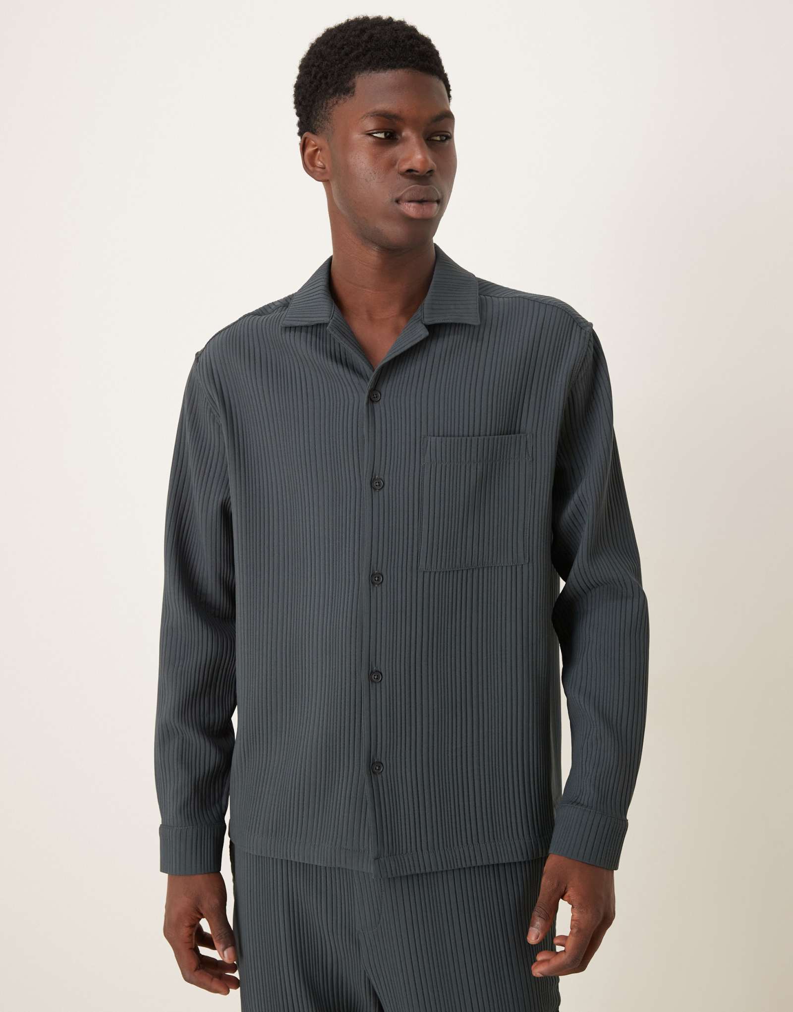 Серая рубашка из плиссе с отложным воротником ASOS DESIGN - часть комплекта