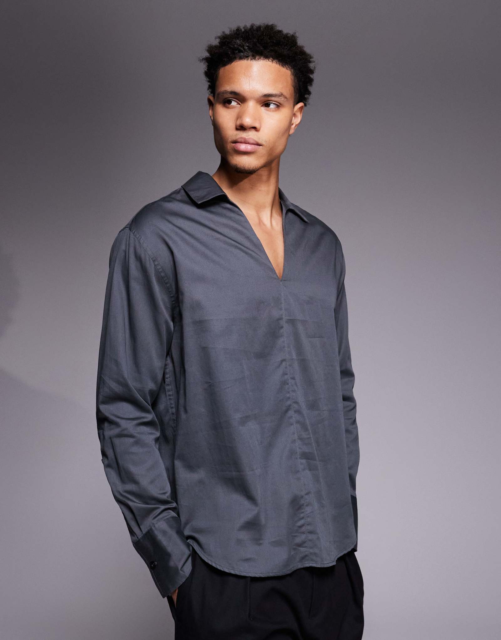 Серая рубашка с глубоким v-образным вырезом и непринужденным дизайном ASOS DESIGN