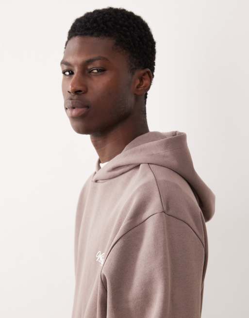 ASOS DESIGN – Relaxed Fit Kapuzenpullover in Braun mit Print auf der Brust, 4 von 5