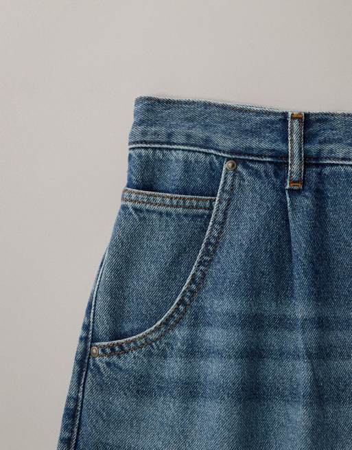 ASOS DESIGN – Relaxed-Fit-Karottenjeans in verwaschenem Mittelblau mit Bundfalten, 6 von 7