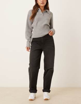 ASOS DESIGN - Relaxed Fit Mom-Jeans in Schwarz mit hohem Bund