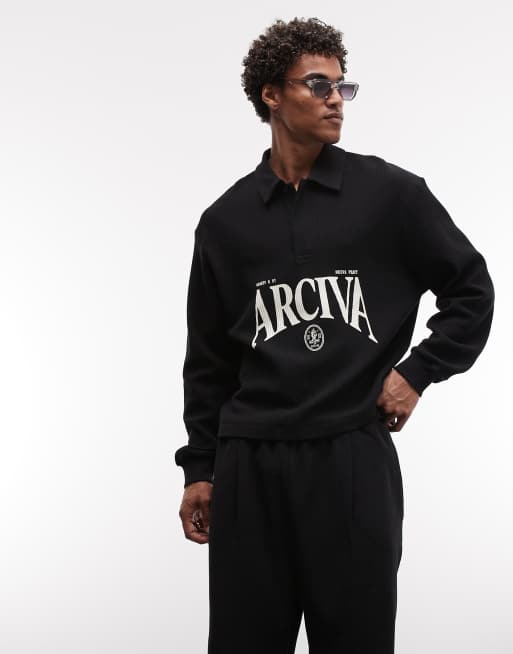 ASOS DESIGN – Set in Schwarz, aus locker geschnittenem, kastigem Polohemd aus strukturiertem Ottoman-Stoff mit Schriftzug-Print und Shorts aus strukturiertem Jersey, 2 von 3