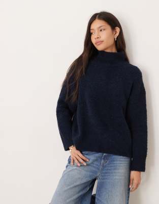 ASOS DESIGN - Relaxed-Fit-Pullover aus Bouclé in Marineblau mit Trichterkragen