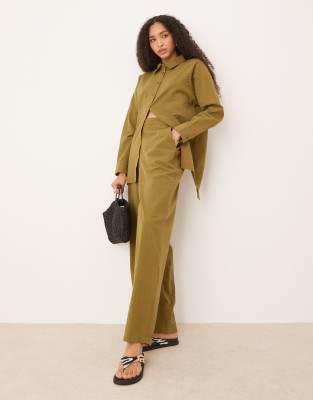 ASOS DESIGN - Relaxed Fit Seersucker-Schlupfhose in Olivgrün mit Streifenmuster, Kombiteil