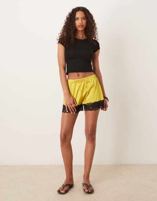 ASOS DESIGN – Relaxed Fit Shorts aus Stretch-Satin in Limettengrün mit schwarzer Spitzenborte, 4 von 5