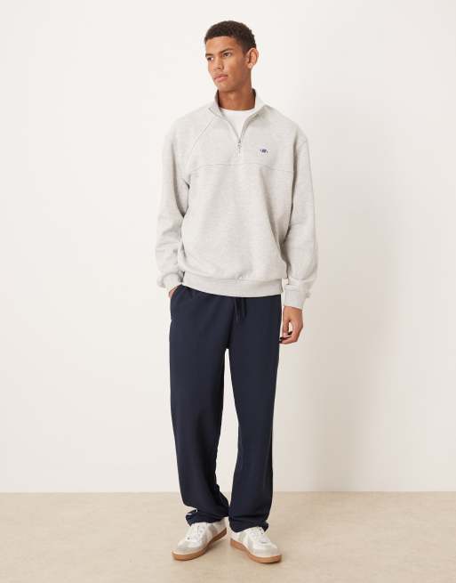 ASOS DESIGN – Relaxed-Fit-Sweatshirt in meliertem Grau mit kurzem Reißverschluss und Print, 2 von 5