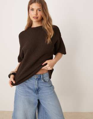 ASOS DESIGN - Relaxed-Fit-T-Shirt in Schokobraun mit Strickmuster
