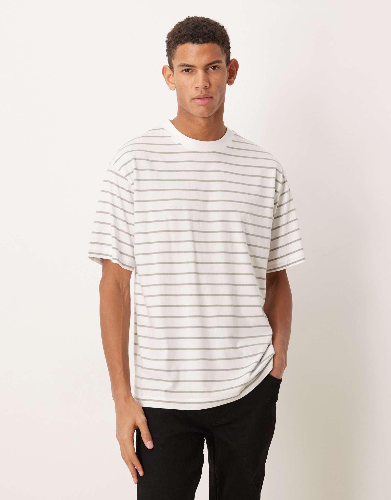 ДИЗАЙНЕРСКАЯ футболка свободного кроя ASOS в белую и серую полоску