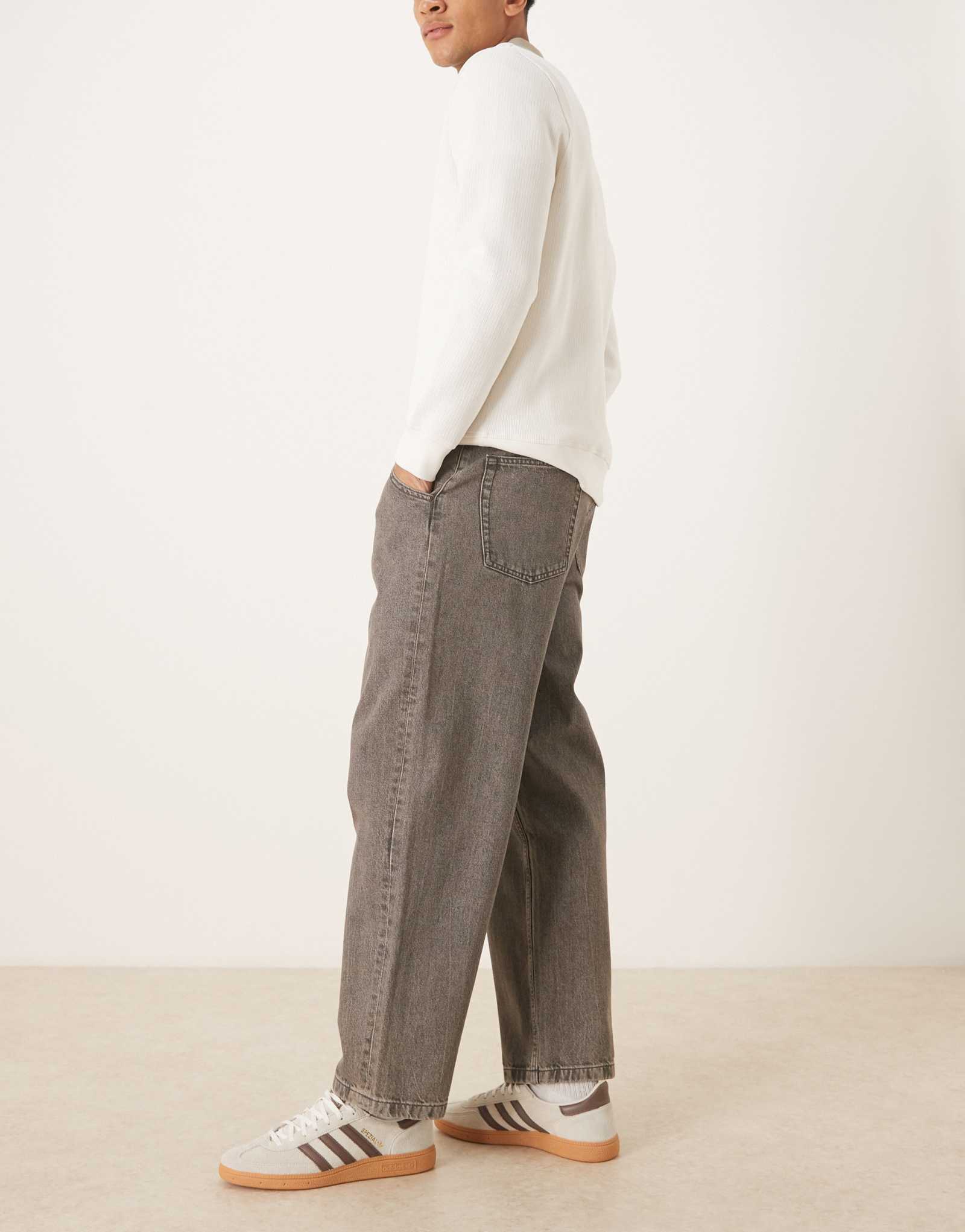 Зауженные джинсы свободного кроя ASOS DESIGN серого цвета, окрашенные в стираный цвет