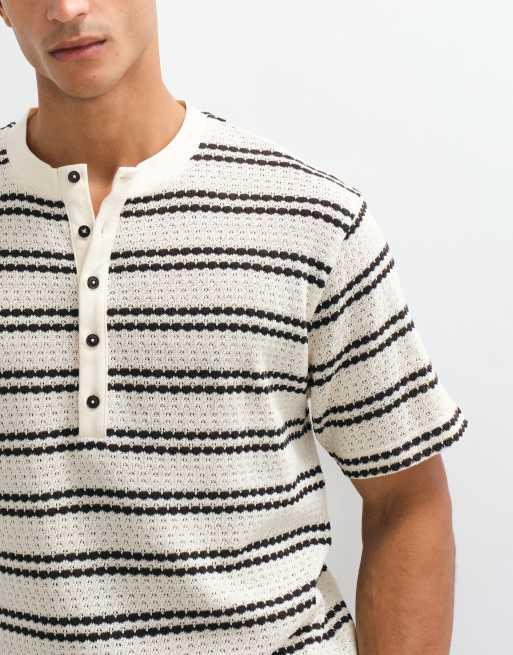 ASOS DESIGN relaxed henley T-shirt in bruin gestreepte stof met structuur, 3 van 5