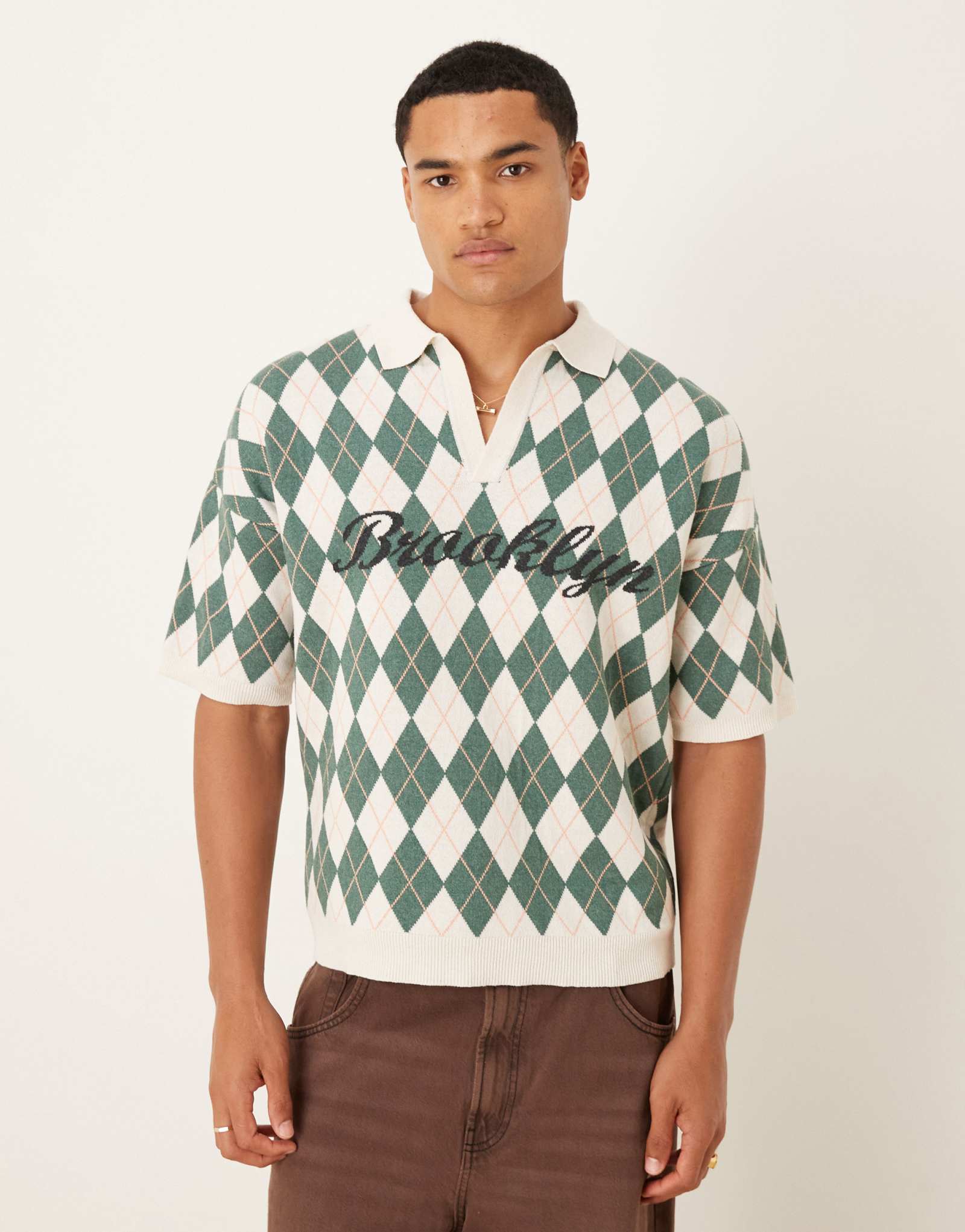 Футболка-поло ASOS DESIGN из непринужденного трикотажа с принтом argyle и рисунком Brooklyn кремового и зеленого цветов