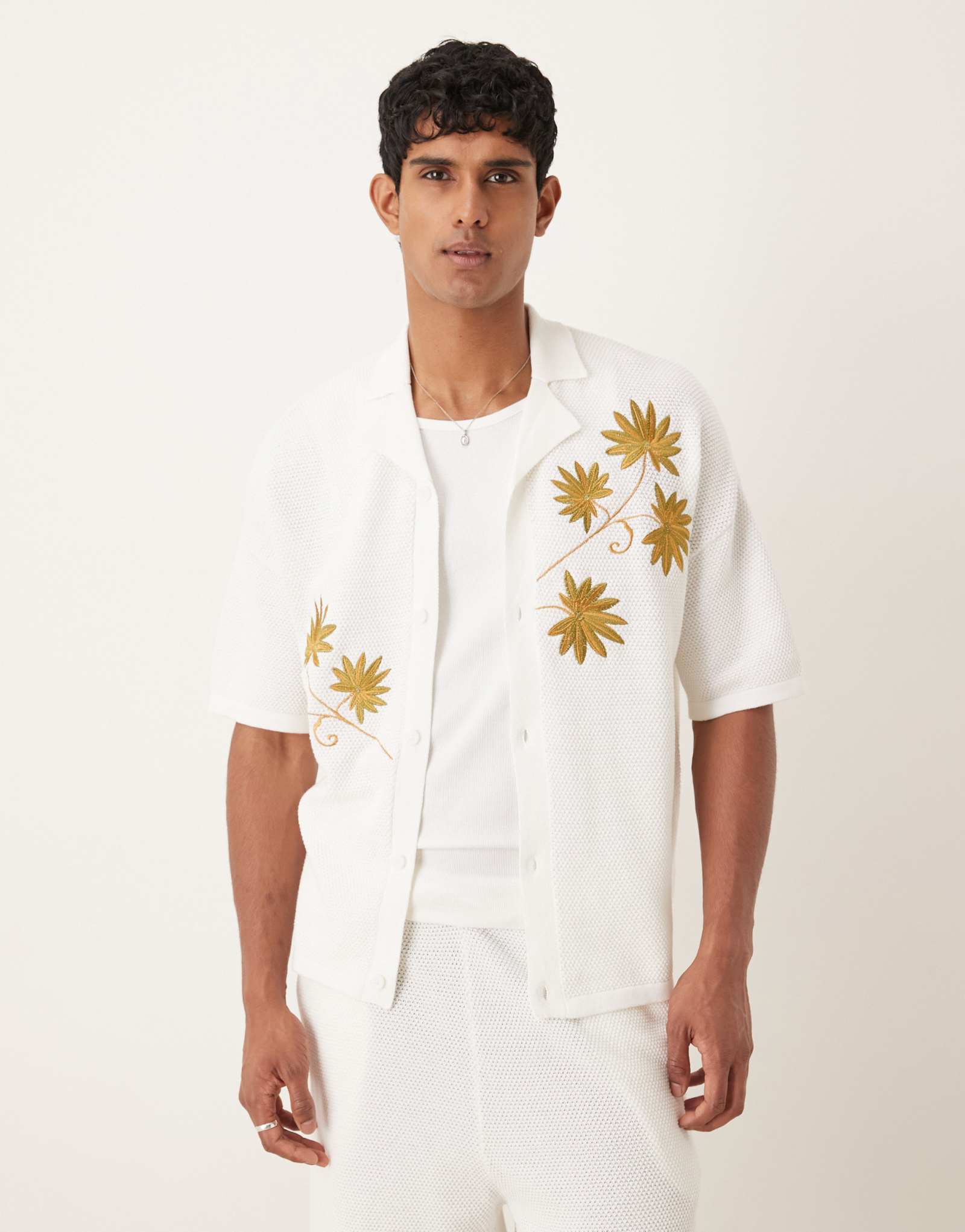 Вязаная рубашка с вышивкой на пуговицах от ASOS DESIGN свободного кроя белоснежного цвета - часть комплекта
