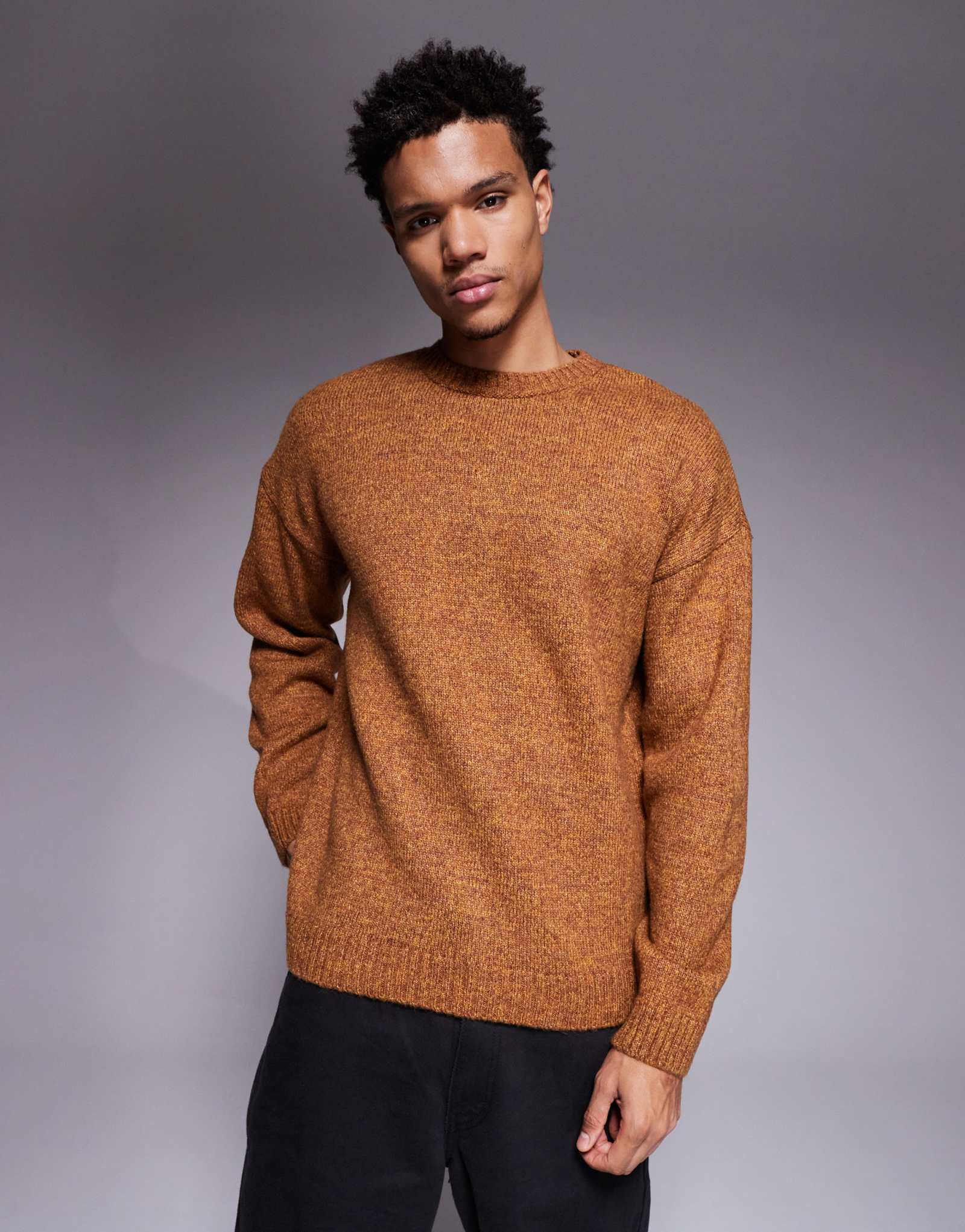 Стильный вязаный свитер с круглым вырезом от ASOS DESIGN горчичного цвета