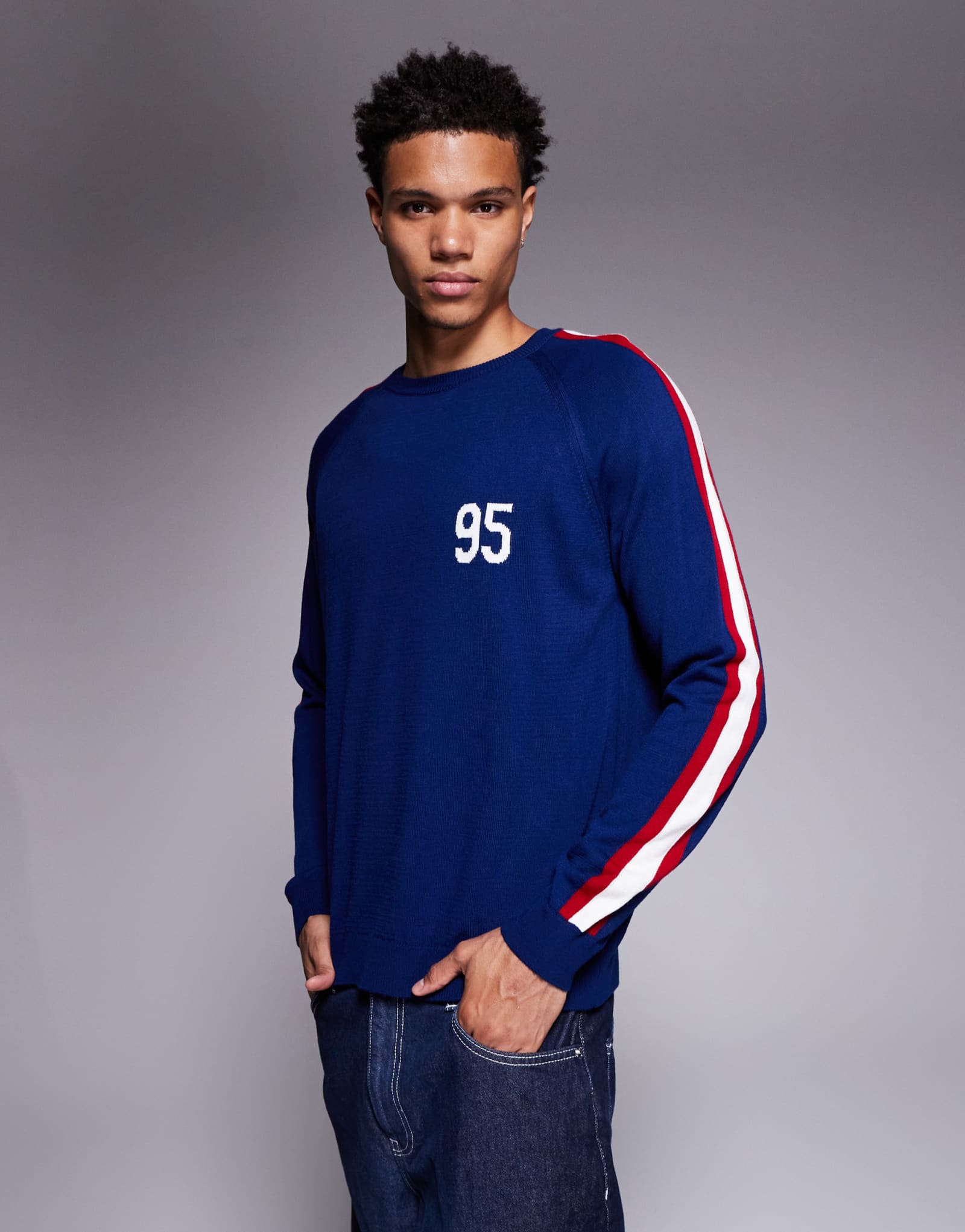ДИЗАЙНЕРСКИЙ свитер ASOS с круглым вырезом и непринужденной вязкой и рисунком 95 темносинего цвета